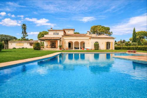 Magnifique Villa Provencal avec Piscine et Vue Mer in Trois Moulins