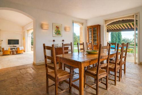 Magnifique Villa Provencal avec Piscine et Vue Mer in Trois Moulins