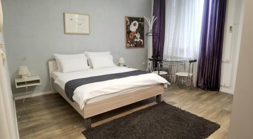 Central Studio Apartment with Free Parking