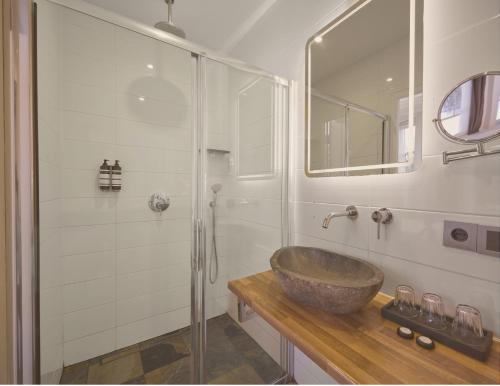Standard triple room with canal view