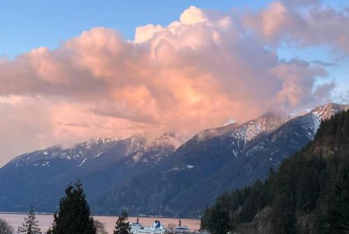 Entire home near water, shops, ferry and park in West Van – khách sạn tại Tay Vancouver