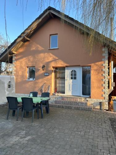 Ferienhaus Garda Hundefreundlich großer Garten Terrasse WLAN in Günthers, Deutschland