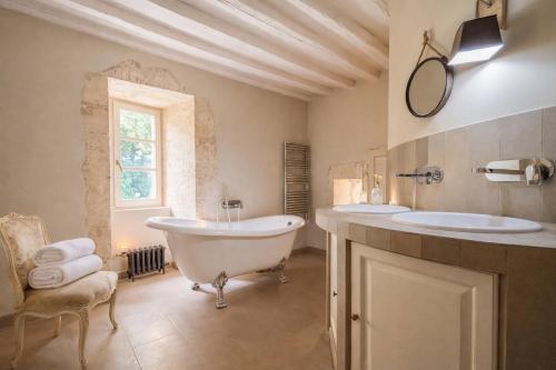 Ванна кімната, Le manoir de Saint-Ouen avec piscine chauffée intérieure (Le manoir de Saint-Ouen avec piscine chauffee interieure) in Belleme