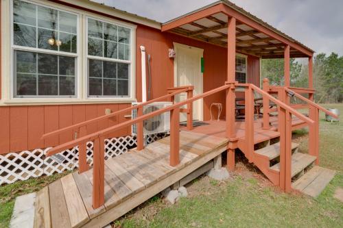 Tranquil Plantersville Cabin Farm Animals On-Site in Magnolia (TX)