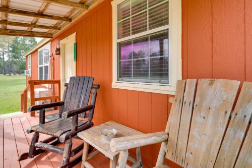 Tranquil Plantersville Cabin Farm Animals On-Site in Magnolia (TX)