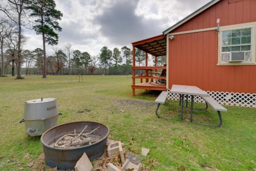 Tranquil Plantersville Cabin Farm Animals On-Site in Magnolia (TX)
