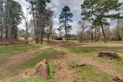 Tranquil Plantersville Cabin Farm Animals On-Site in Magnolia (TX)