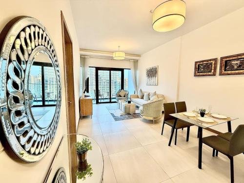 High-Floor 1BR with Burj Khalifa View SOL BAY - image 9