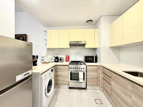 High-Floor 1BR with Burj Khalifa View SOL BAY - image 6