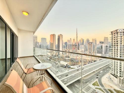 High-Floor 1BR with Burj Khalifa View SOL BAY - image 4