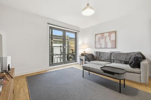 Stylish Limehouse Flat 2 Min Walk to DLR - image 9