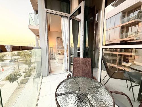 A Modern 1BR Apartment with Cozy Balcony - image 2