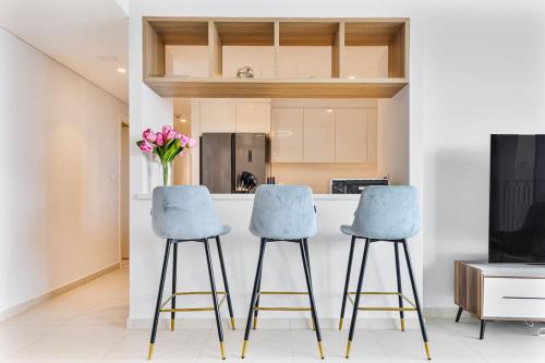 Elegant 3 BR Downtown Views II - image 7