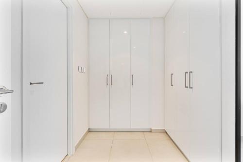 Elegant 3 BR Downtown Views II - image 11