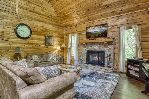 Lake Mountain Cabin Wpool, Game Room, Hot Tub in Sevierville, USA