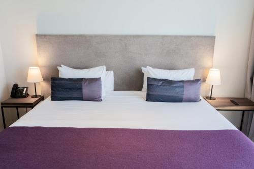 1 king bed, 1 sofa bed
