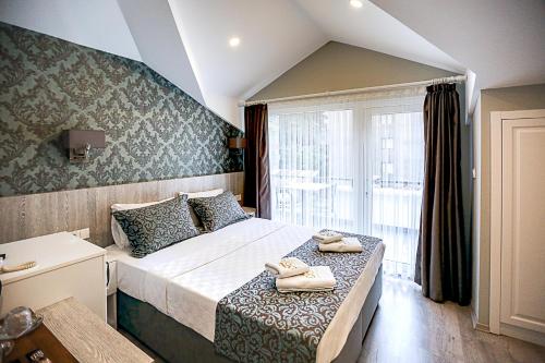 4 bed apt near gla airport