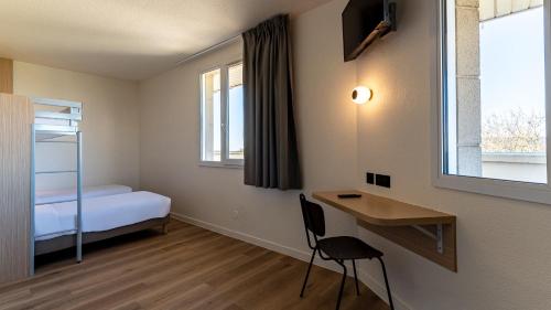 2 twin beds, 2 bunk beds