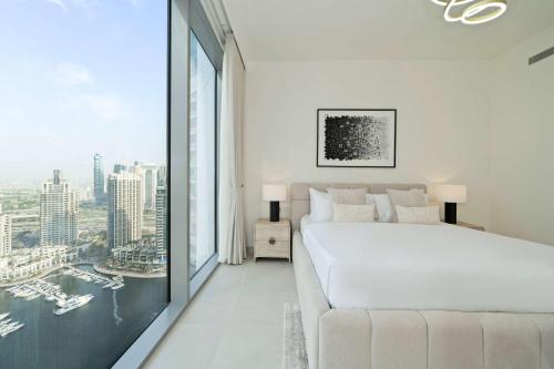 Luxury 1BR LIV Marina | Modern with Marina View - image 14