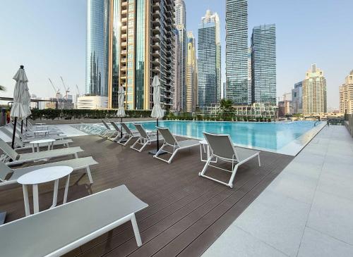Luxury 1BR LIV Marina | Modern with Marina View - image 12