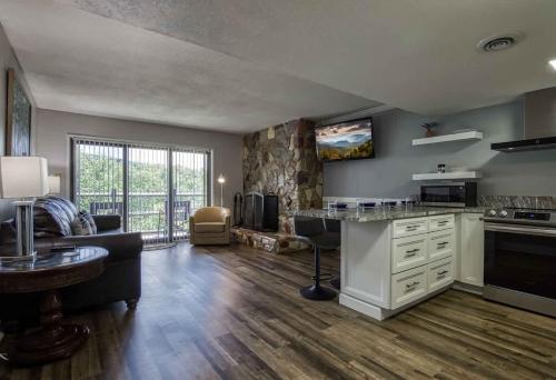 1023 English Mtn Condo by Beyond Expectations, Sevierville