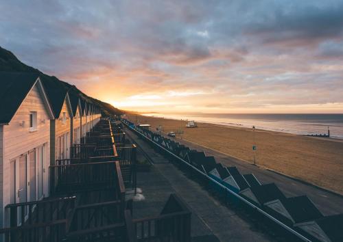 Oasis- Short Drive to Bournemouth Beach - image 5