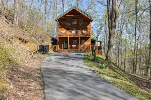 KunTree Cabin by Beyond Expectations w Hot Tub, Sevierville
