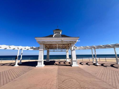 3BR Beach House | Fire Pit & Bar | Steps to Beach in Long Branch (NJ)