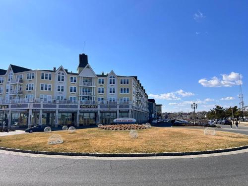 3BR Beach House | Fire Pit & Bar | Steps to Beach in Long Branch (NJ)