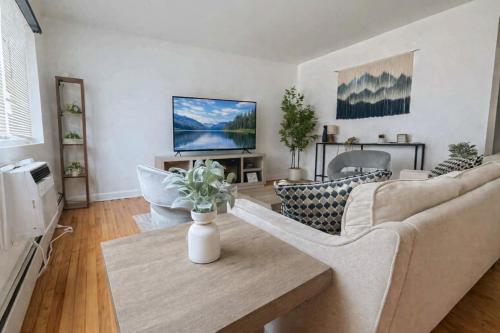 Chic 2BR Retreat Near OHare Free Parking in 格倫維尤