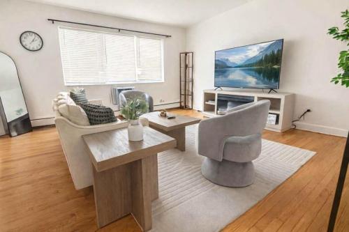Chic 2BR Retreat Near OHare Free Parking in 格倫維尤