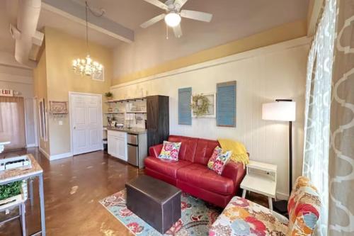 Haven at Hazel~Downtown Bungalow in Demorest, USA