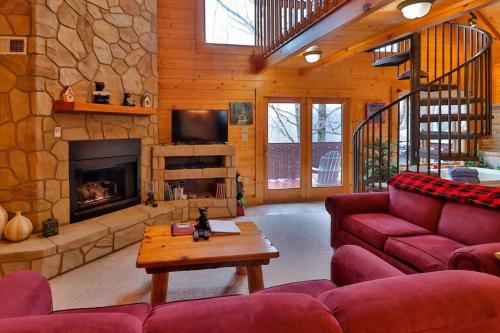 Romantic, Honeymoon Cabin In The Smokies! in Gatlinburg, USA