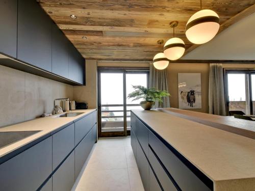 Appartement Méribel, 5 pièces, 12 personnes - FR-1-613-25 (Meribel : Superbe appartement de 140m², 4 chambres, acces pistes, cheminee, WIFI, parking - FR-1-613) in Meribel