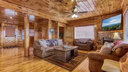 New Majestic 5 Star Amazing View, Pool, Hot Tub! in Pigeon Forge, USA