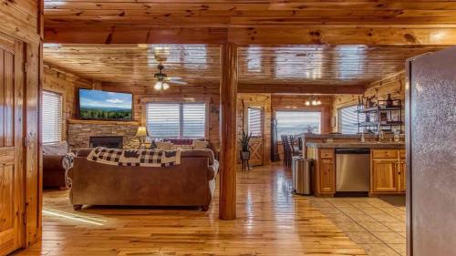 New Majestic 5 Star Amazing View, Pool, Hot Tub! in Pigeon Forge, USA