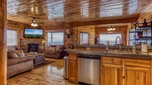 New Majestic 5 Star Amazing View, Pool, Hot Tub! in Pigeon Forge, USA