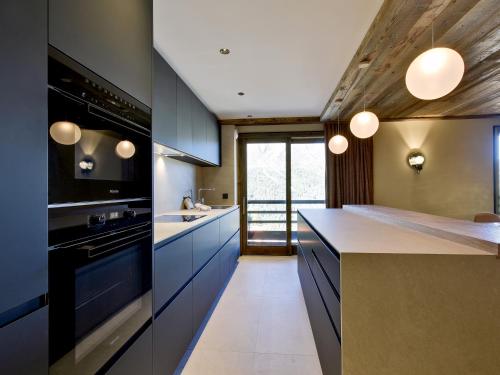 Appartement skis aux pieds avec conciergerie a Meribel - FR-1-613-63 in Meribel Center