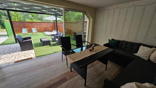Rõdu/terrass, Sunrise Riverside House-Private Garden, Jacuzzi & BBQ in Glozan