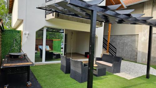 Hotelli välisilme, Sunrise Riverside House-Private Garden, Jacuzzi & BBQ in Glozan