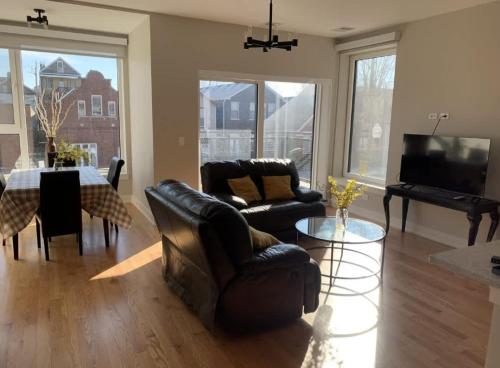 Renovated 3 Bedroom Chicago Downtown Pilsen in Lower West Side