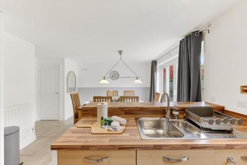 Detached 4 Bedroom House - Excellent Location - Driveway Parking, Fast WiFi, Sky TV and Self-Check-I in 迪尚格