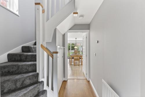 設施, Detached 4 Bedroom House - Excellent Location - Driveway Parking, Fast WiFi, Sky TV and Self-Check-I in 迪尚格