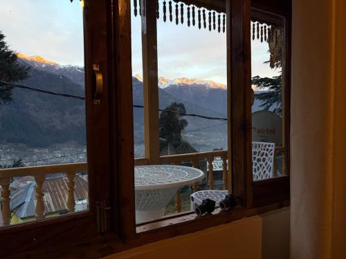 Balcony/terrace, Khwaab Himalayan Homestay in Manali