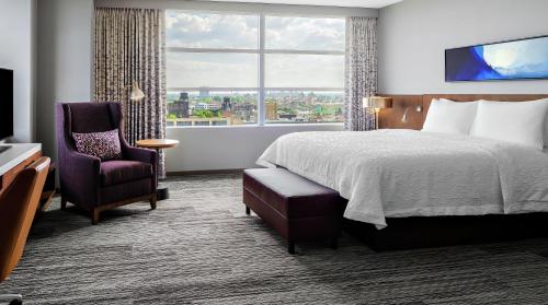 Bed, Hilton Garden Inn Chicago McCormick Place in McCormick Place
