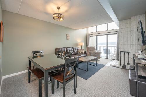502F Three Bedroom Two Bath in Oakland, USA