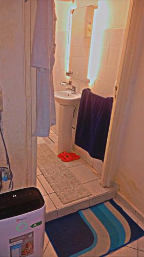 City center air-conditioned Studio Well equipped with 5G WIFI and smart tv (City Center 5G Tech Suite 5min to Beach, 1min to Souk El Had, 7 Step Osmosis Water, MegaLife 25L and) in 암세르나트