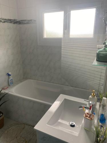 Vannas istaba, Maison de ville mitoyenne 4 chambres proche plages in Moon-sur-Elle