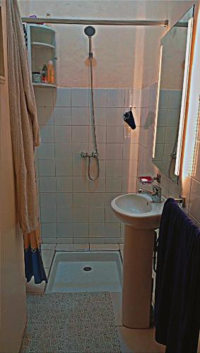 City center air-conditioned Studio Well equipped with 5G WIFI and smart tv (City Center 5G Tech Suite 5min to Beach, 1min to Souk El Had, 7 Step Osmosis Water, MegaLife 25L and) in 암세르나트