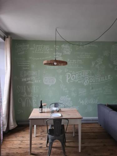 Le Nid du Facteur appartement avec clim, wifi et jardin in Hauterives